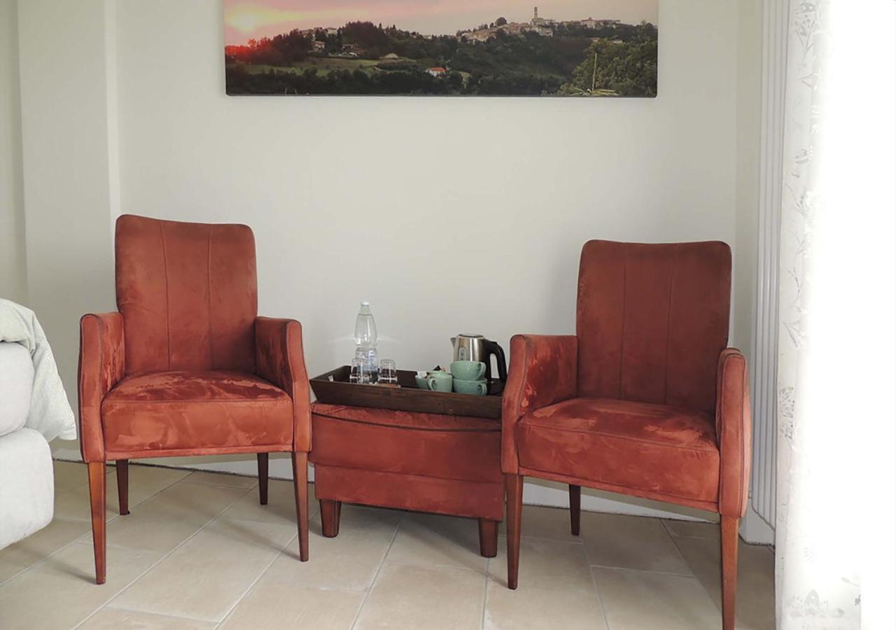 Bed and Breakfast La Luce Delle Colline Serravalle delle Langhe Экстерьер фото